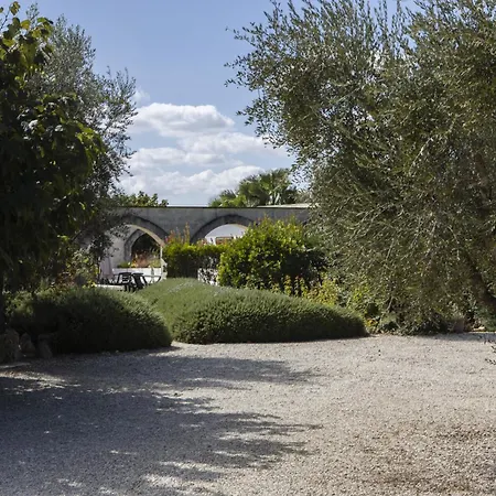 בית נופש Trullo Bouganville סן מיקלה סלנטינו