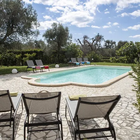 Trullo Bouganville בית נופש סן מיקלה סלנטינו