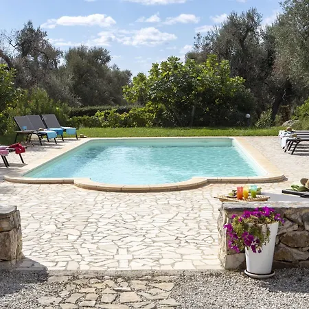 בית נופש Trullo Bouganville סן מיקלה סלנטינו
